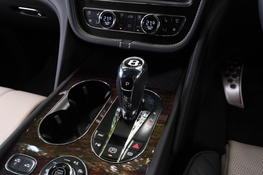 Детали интерьера Bentley Bentayga V8 2018 года  (UK) (фото 2 из 28)
